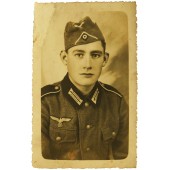 Wehrmachtin sotilas Nikolaus Mayer M36-puvussa ja varuskuntamyssy päässä.